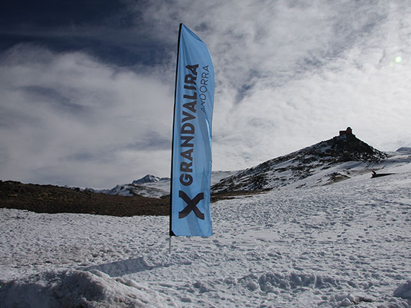 Mastil fijado sobre la nieve